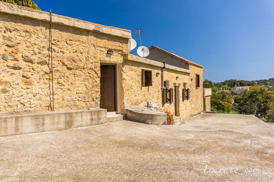 Каменный дом LITHARI в деревне Камби (Kampoi)