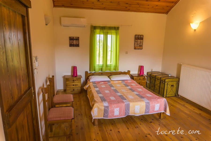 Основная спальня с детской кроваткой. Вилла LITHARI. Камби, о. Крит
