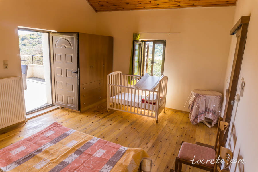 Основная спальня с детской кроваткой. Вилла LITHARI. Камби, о. Крит Основная спальня с детской кроваткой. Вилла LITHARI. Камби, о. Крит