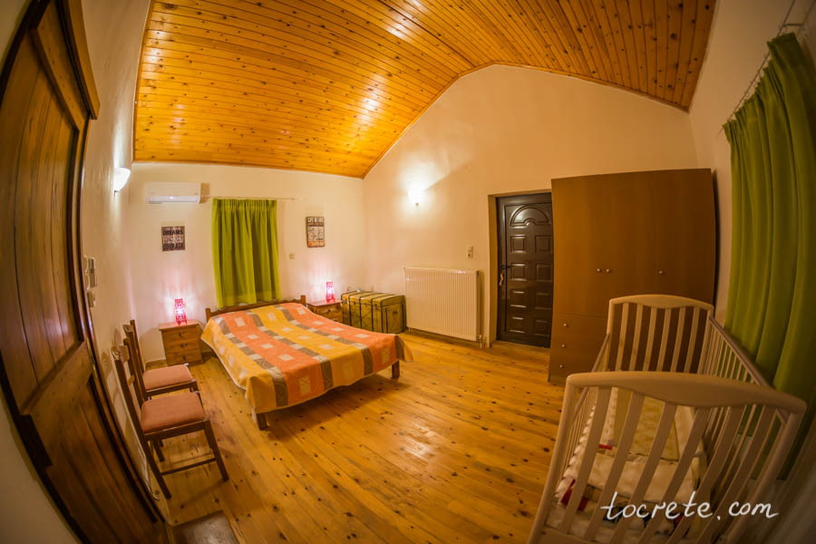 Спальня на вилле LITHARI в деревне Камби. Западный Крит Спальня на вилле LITHARI в деревне Камби. Западный Крит