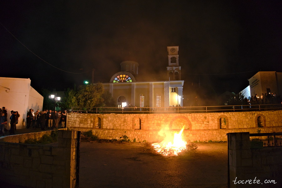 Сожжение чучела Иуды в Пасхальное Воскресенье у храма Святого Спиридона в деревне Агия Марина