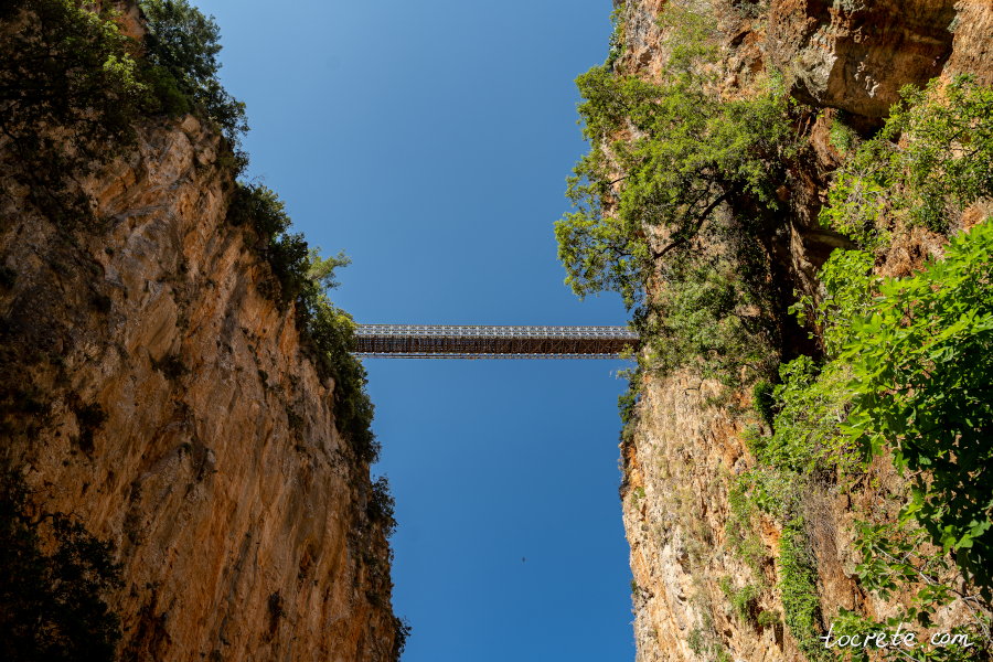 Вид на мост Вардиноянниса со дна Араденского ущелья Вид на мост Вардиноянниса со дна Араденского ущелья