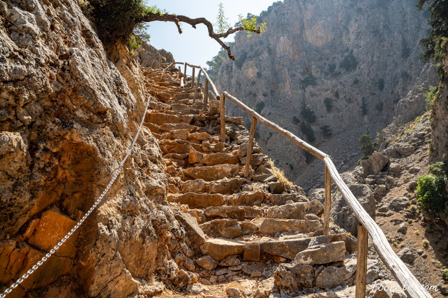 Тропа в каньоне Арадена оборудована новыми цепными перилами Тропа в каньоне Арадена оборудована новыми цепными перилами