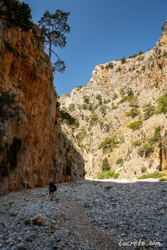 Поход по ущелью Арадена лучше начинать утром, чтобы большую часть пути пройти по тени Поход по ущелью Арадена лучше начинать утром, чтобы большую часть пути пройти по тени