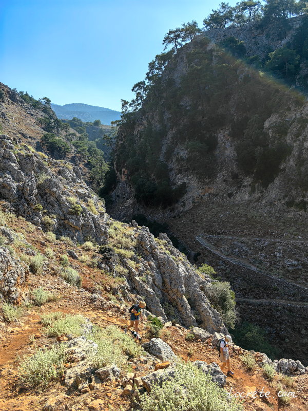 Тропинки на склонах ущелья Арадена были единственной дорогой из одной деревни в другую Тропинки на склонах ущелья Арадена были единственной дорогой из одной деревни в другую