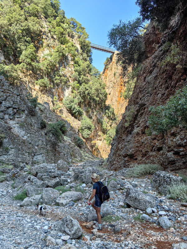 Величественные скалы ущелья Арадена, вертикально взмывающие в небо Величественные скалы ущелья Арадена, вертикально взмывающие в небо