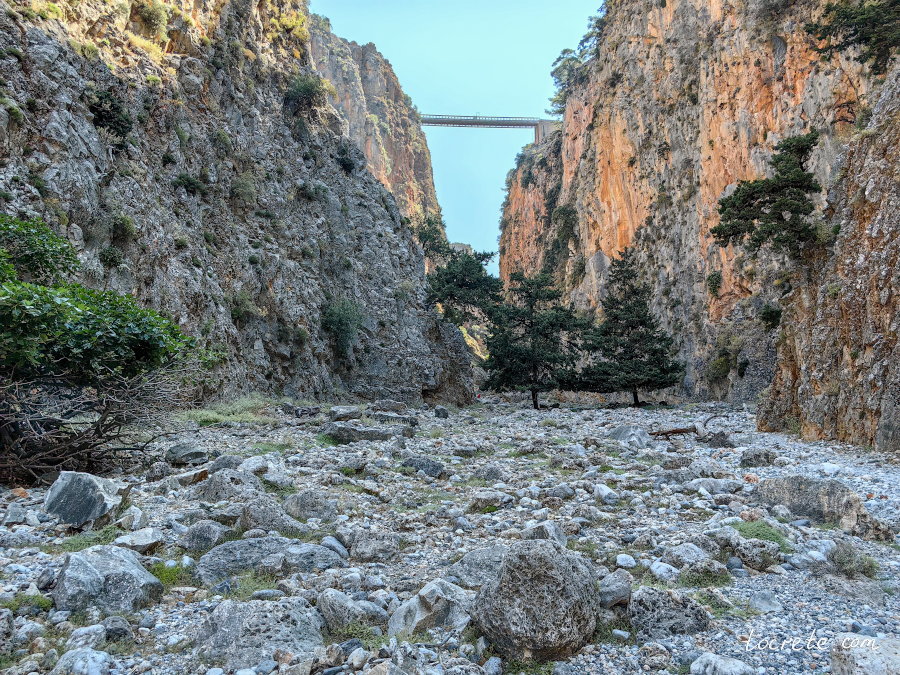 Мост Вардиноянниса в ущелье Арадена на западе острова Крит Мост Вардиноянниса в ущелье Арадена на западе острова Крит