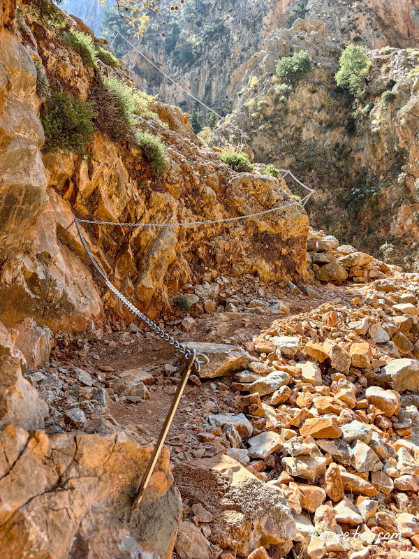 Ущелье Арадена хорошо оборудовано: тропа расчищена и промаркирована, на опасных участках установлены перила Ущелье Арадена хорошо оборудовано: тропа расчищена и промаркирована, на опасных участках установлены перила