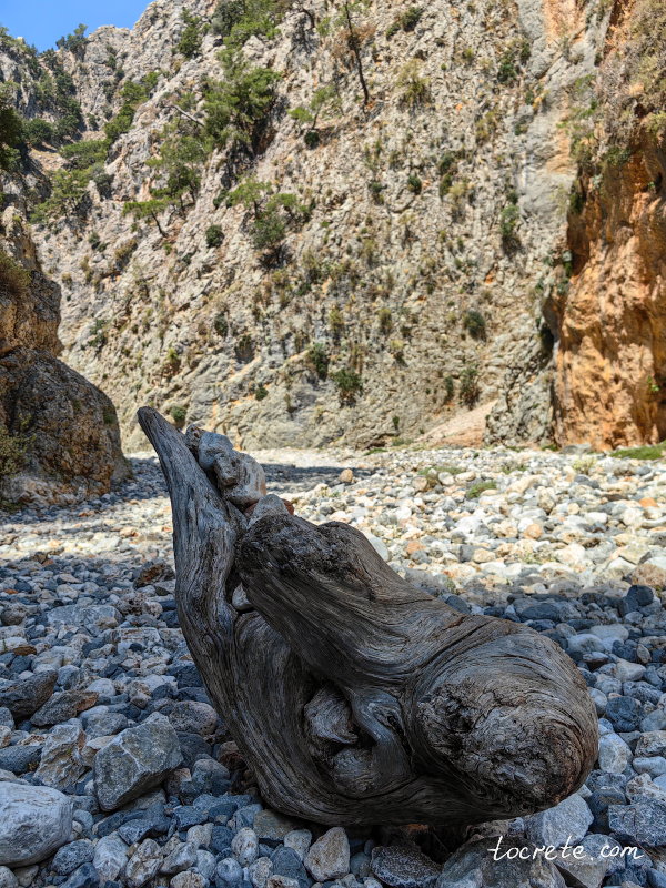 Ущелье Арадена - это другой Крит, непокорный, суровый, бескомпромиссный Ущелье Арадена - это другой Крит, непокорный, суровый, бескомпромиссный