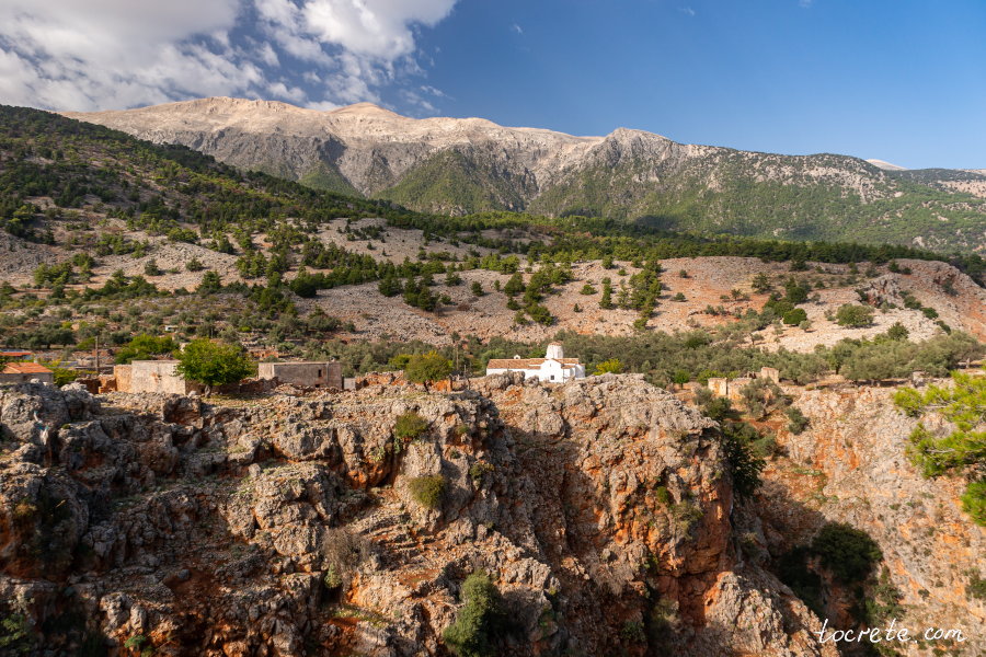 Деревня Арадена на юге западной части острова Крит Деревня Арадена на юге западной части острова Крит
