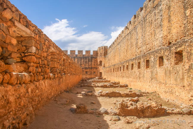 Франгокастелло (Frangokastello) Франгокастелло (Frangokastello)