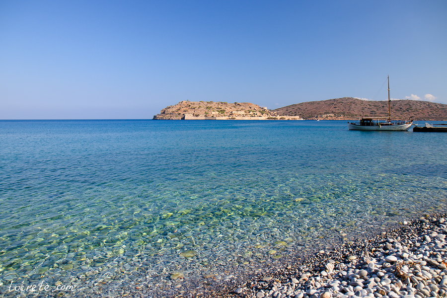 Деревня Плака на Крите и вид на остров Спиналонга Деревня Плака на Крите и вид на остров Спиналонга