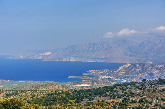 Вид на залив Мирабелло из леса Крустас Вид на залив Мирабелло из леса Крустас