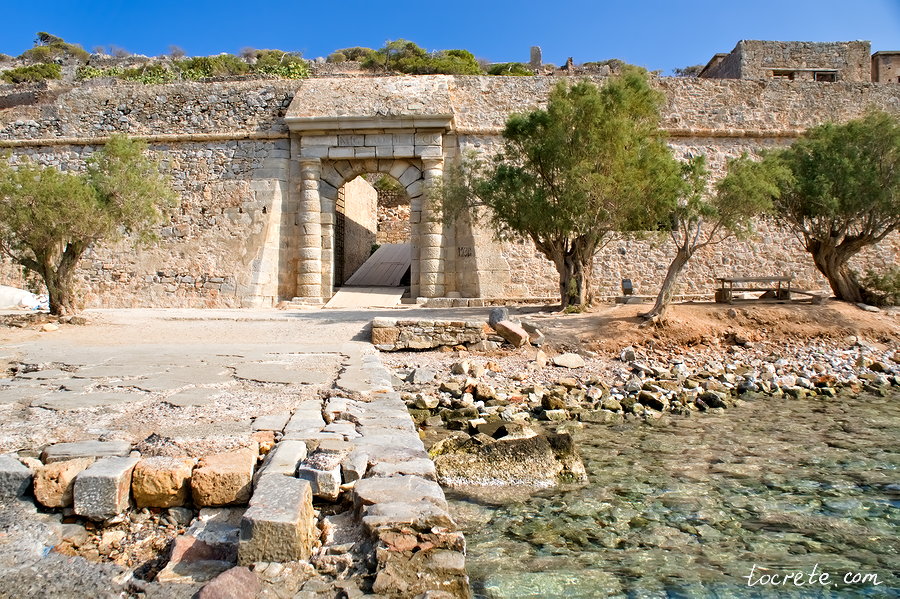 Остров Спиналонга "Ворота Данте" на острове Спиналонга