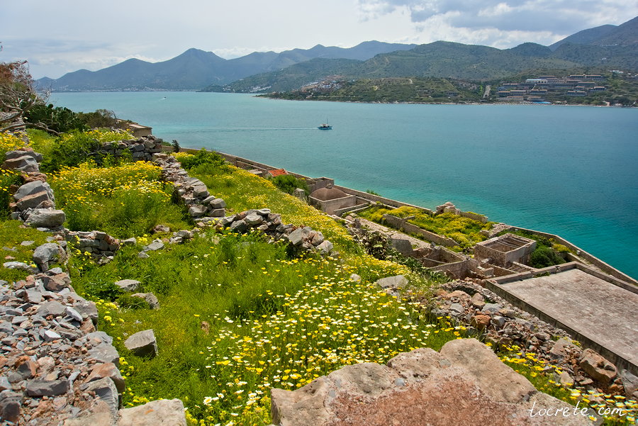 Остров Спиналонга весной Остров Спиналонга весной