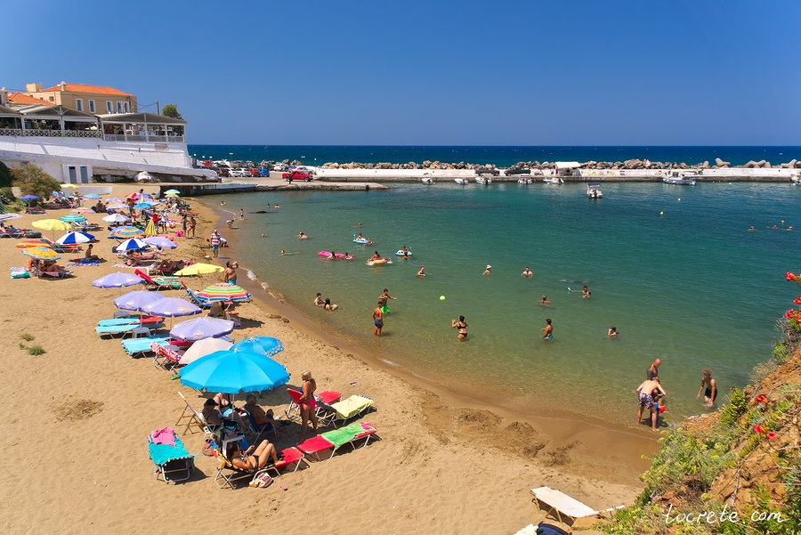 Пляж в порту деревни Панормо, Крит