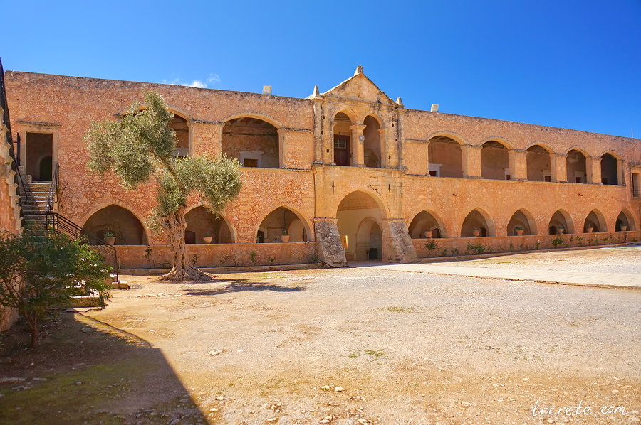 Монастырь Аркади. Клаустра (Западные ворота) Монастырь Аркади. Клаустра (Западные ворота)