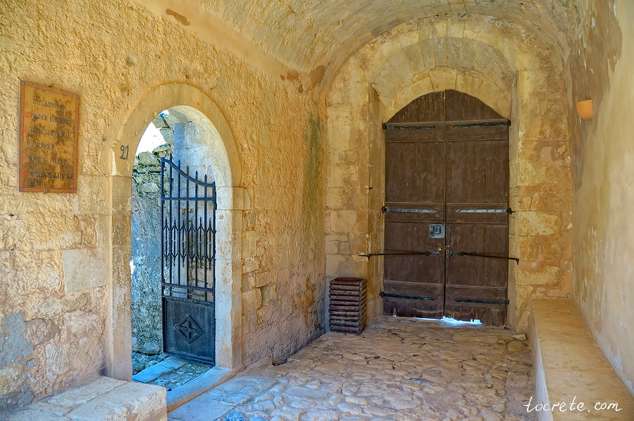 Ворота Кастро. Слева вход в пороховой погреб Ворота Кастро. Слева вход в пороховой погреб