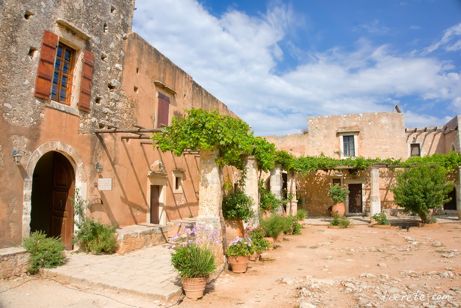 Внутренний двор монастыря. Монашеские кельи и складские помещения Внутренний двор монастыря. Монашеские кельи и складские помещения
